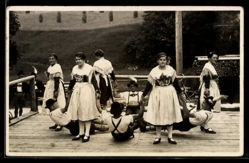 AK Männer und Frauen in Tracht beim Volkstanz