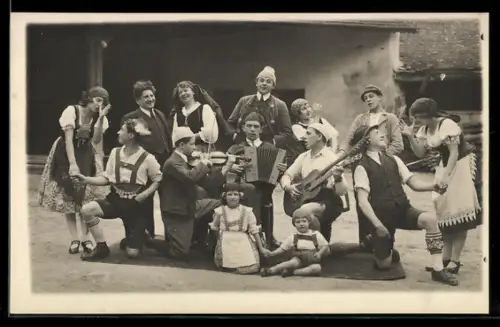 Foto-AK Männer und Frauen in Tracht und mit Instrumenten beim Volkstanz
