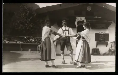 AK Mann und zwei Frauen in Tracht beim Volkstanz