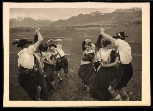 AK Männer und Frauen in Trachten beim Volkstanz auf der Alm