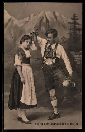 AK Paar von der Tiroler Gesellschaft beim Volkstanz