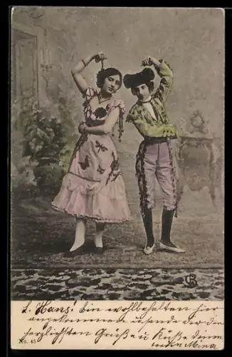 AK Nebeneinander stehendes Paar in Volkstanz-Figur