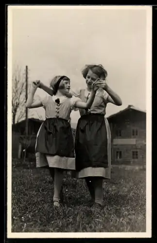 Foto-AK Zwei Mädchen auf einer Wiese beim Volkstanz