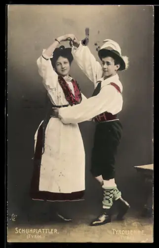AK Paar in Tracht beim Schuhplattler-Volkstanz
