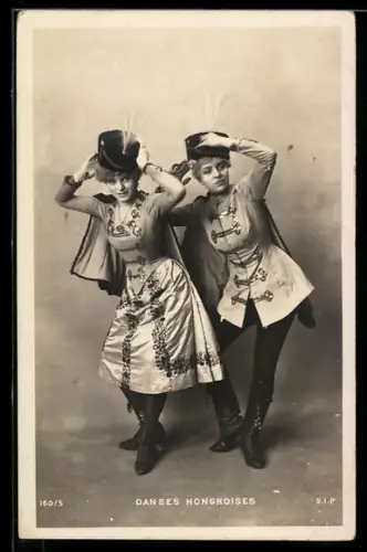 AK Zwei Frauen in Husarenjacke beim ungarischen Volkstanz