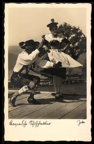 AK Paar in Tracht beim Schuhplattler-Volkstanz