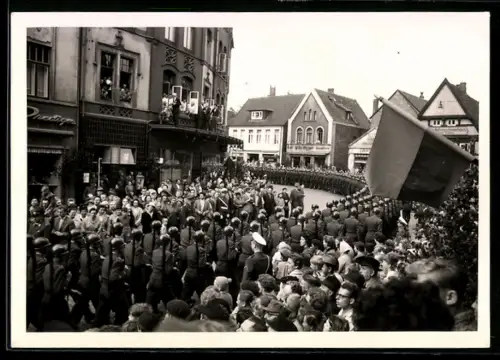 Foto-AK Wunstorf, Einmarsch der Soldaten, 1958, Panorama mit Zuschauern in Fenstern, Bundeswehr