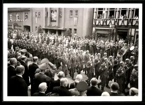 Foto-AK Wunstorf, Einmarsch der Soldaten, 1958, Panorama mit Orchester, Stadttheater, Bundeswehr