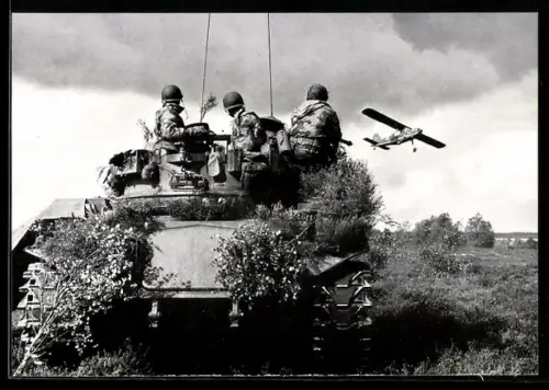 AK Deutsche Bundeswehr, Soldaten im Panzer, Fla.-Stellung, Flieger über dem Panzer