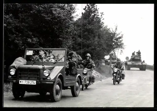 AK Bundeswehr, Fahrzeugkolonne in Marsch, Soldaten mit Motorrad und Kübelwagen DKW Munga, Kennzeichen: Y-728274