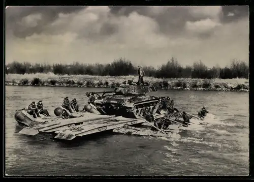 AK Deutsche Bundeswehr, Panzer M 41 bei Flussüberquerung