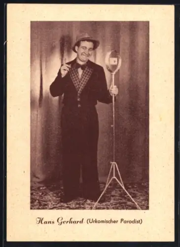 AK Parodist Hans Gerhard, Portrait am Mikrophon