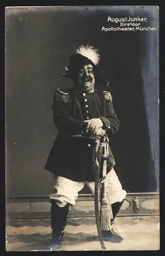 AK August Junker, Direktor Apollotheater München, Portrait als komischer Soldat