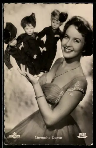 AK Schauspielerin Germaine Damar mit Puppen in Die Drei von der Tankstelle