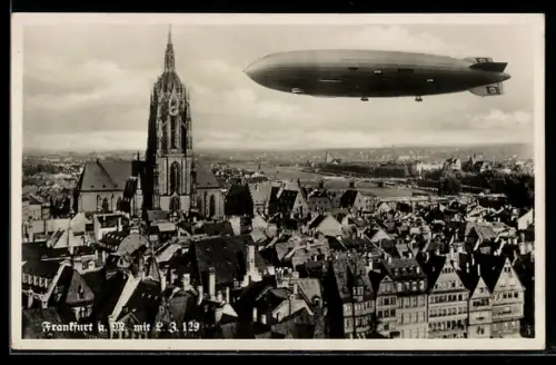 AK Frankfurt a. M., Zeppelin fliegt über den Ort und passiert eine Kirche