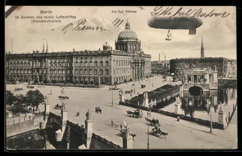 AK Berlin, Zeppelin über Kgl. Schloss