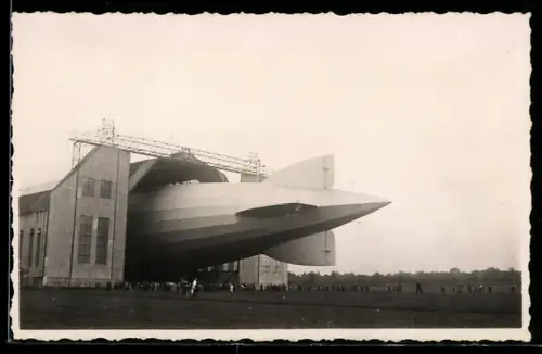 Foto-AK Zeppelin in einer Luftschiffhalle