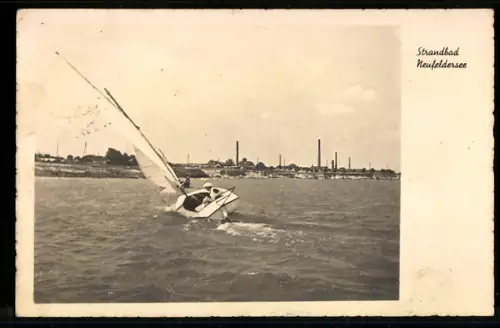 AK Neufeld a. d. Leitha, Neufeldersee, Strandbad mit Segelboot und Uferpanorama