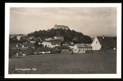 AK Neulengbach /N. D., Panorama mit Schloss auf dem Hügel