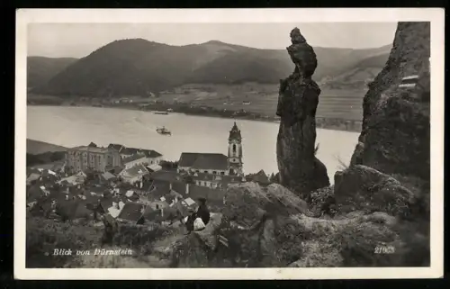 AK Dürnstein, Blick vom Felsen mit Ort, Kirche und Donau