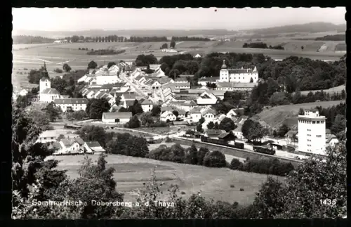 AK Dobersberg an der Thaya, Panorama mit Kirche und Bahnhof
