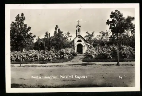 AK Deutsch-Wagram, Park mit Kapelle