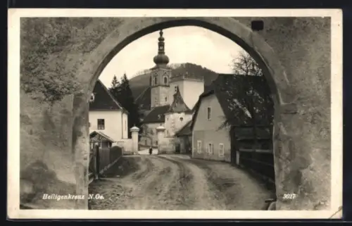 AK Heiligenkreuz /N. Oe., Durchblick zur Kirche