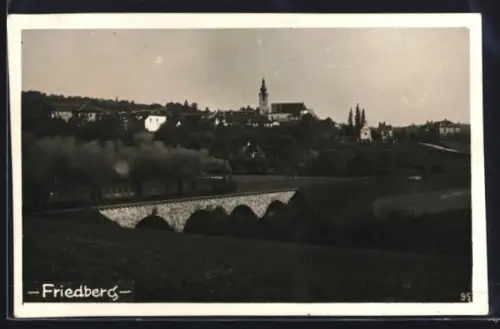 AK Friedberg, Brücke mit Dampflok, Ortsansicht mit Kirche