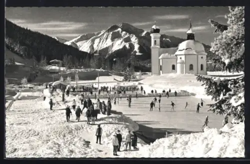 AK Seefeld /Tirol, Eislaufplatz mit Seekirchlein, Blick gegen Hocheder