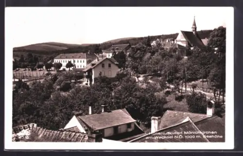 AK Mönichkirchen am Wechsel, Panorama mit Kirche und Häusern