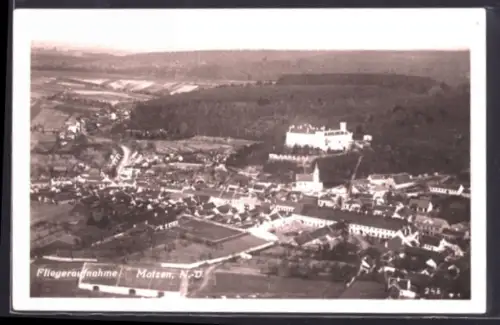 AK Matzen /N.-Ö., Fliegeraufnahme mit Schloss und Kirche