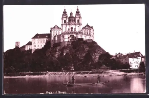 AK Melk a.d. Donau, Schloss auf Felsen über der Donau mit Ruderbooten