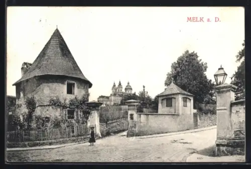 AK Melk a. D., Strasse mit Stiftskirche im Hintergrund