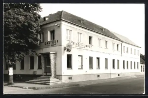 AK Herzogenburg /N.Ö., Gasthof zur Linde, Inh. Karl Bauer, Strassenansicht
