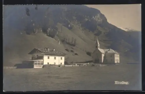 AK Häusling, Kirche und Gehöft, Bergpanorama
