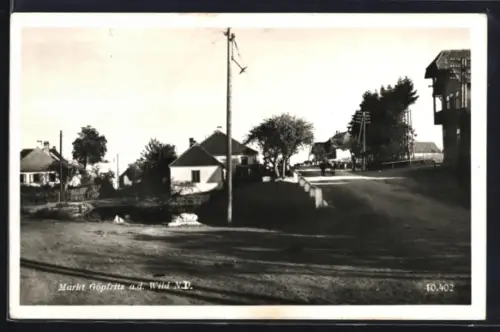 AK Göpfritz a.d. Wild, Dorfstrasse mit Häusern und Brücke