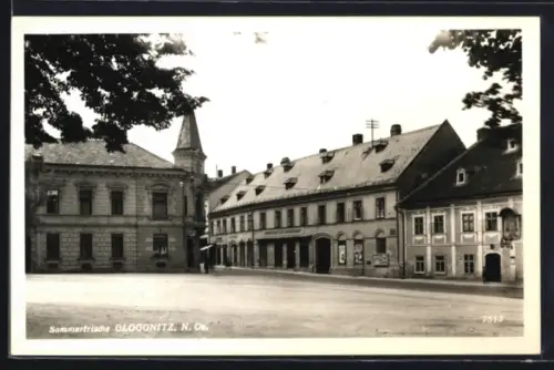 AK Gloggnitz /N. Öst., Platz mit Häusern und Kirchturm