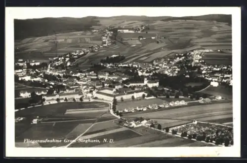 AK Gross-Siegharts /N. O., Fliegeraufnahme mit Ort und Feldern