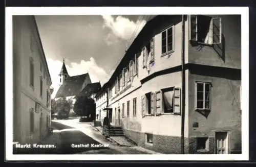 AK Kreuzen, Gasthof Kastner, Strassenansicht mit Kirche