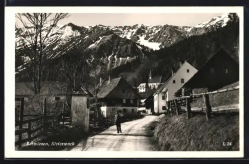 AK Seewiesen /Steiermark, Dorfstrasse mit Häusern, Kirche und Bergpanorama