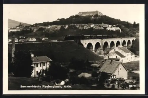 AK Neulengbach /N.-Oe., Ortsansicht mit Viadukt und Burg