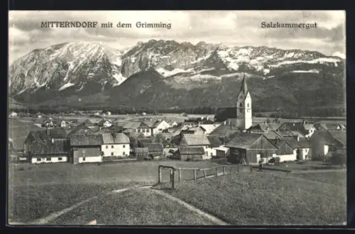 AK Mitterndorf /Salzkammergut, Ortspanorama mit Kirche und dem Grimming