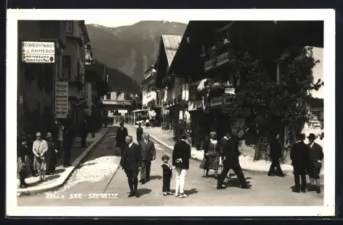 AK Zell a. See, Seegasse, Strassenansicht mit Passanten, Feinkost Ammerer