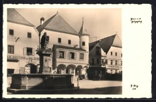 AK Grein a. D., Platz mit Brunnen, Statue und Gasthof