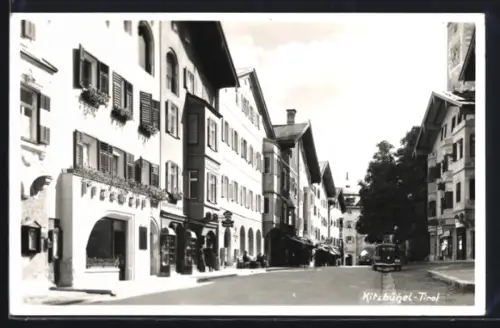 AK Kitzbühel /Tirol, Hauptstrasse mit Geschäften und Häuserfront