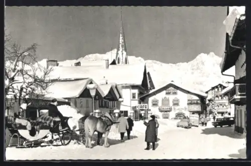 AK Seefeld /Tirol, Dorfstrasse mit Kirche u. Cafe im Winter, Pferdeschlitten, Blick zum Wettersteingebirge