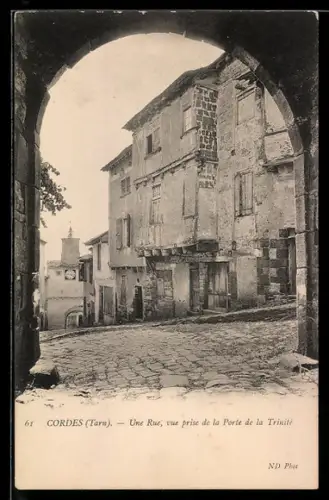 AK Cordes /Tarn, Une Rue, vue prise de la Porte de la Trinité