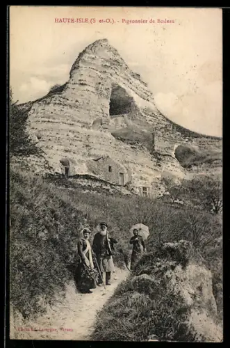 AK Haute-Isle, Pigeonnier de Bouleau et promeneurs sur le sentier