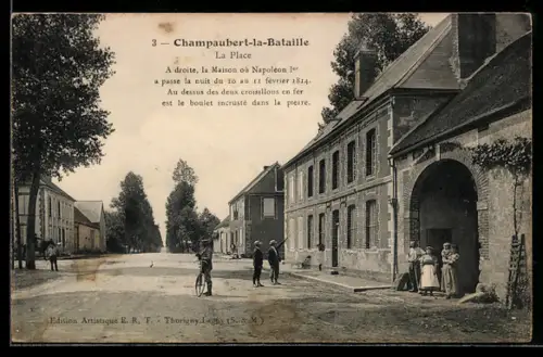 AK Champaubert-la-Bataille, La Place, A droite, la Maison où Napoléon Ier a passe la nuit du 10 au 11 février 1814