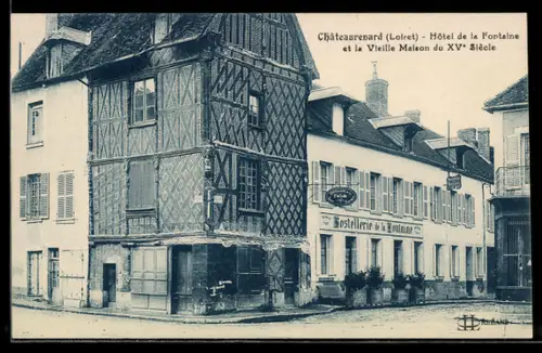 AK Châteaurenard /Loiret, Hôtel de la Fontaine et la Vieille Maison du XVe Siècle